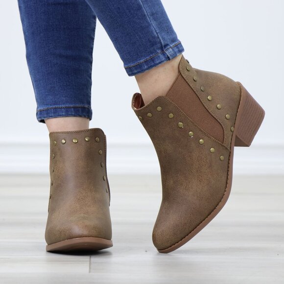 Chelsea Pointed Toe Low Heel Ankle Boots Metal Studs Tan Synthetic Leather - Picture 10 of 12